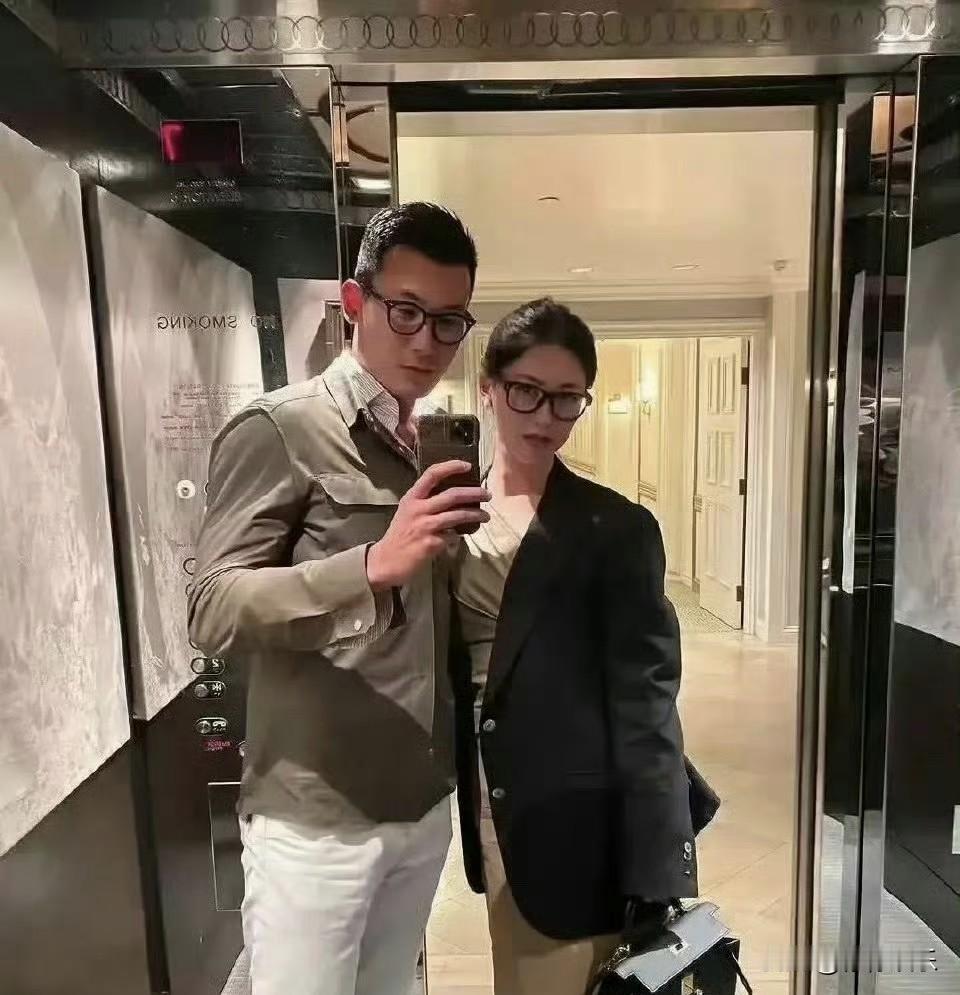 第一次见明星朱珠的老公
不得不说
长得真帅啊

很配朱珠了
而且他身上那种成熟稳