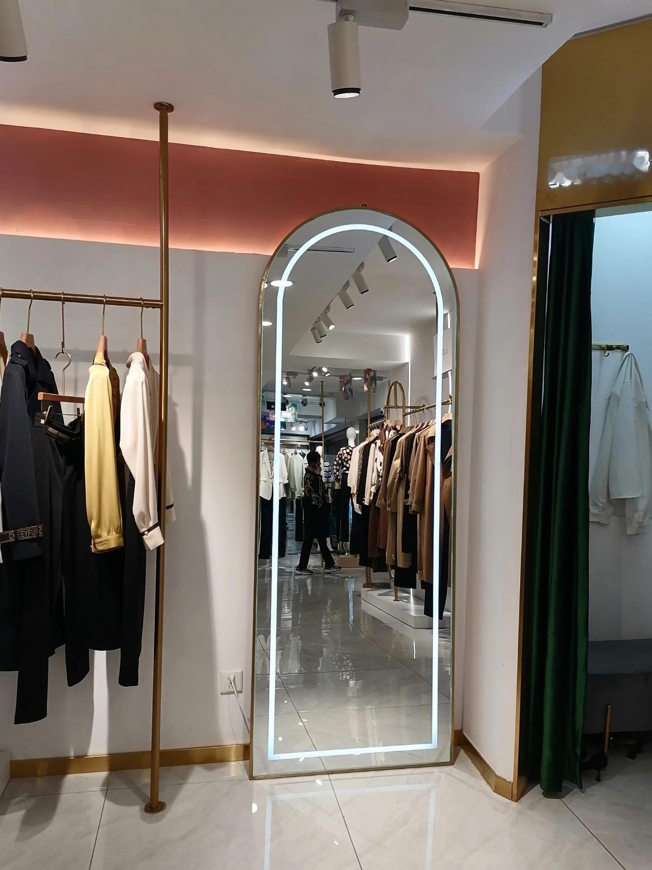 优衣库 镜子其实很多服装店的镜子都有“小心机”，要么把人拉得腿长两米八，要么自动