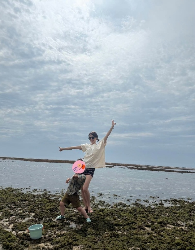 孙艺珍分享玄彬拍摄的母子海边合照，落日为背景，海浪作伴奏，没有聚光灯，没有刻意造