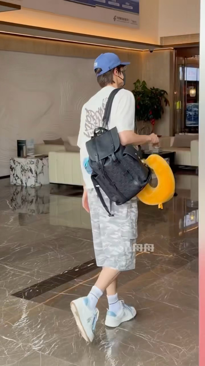 街头小子回家就这么把在🇰🇷购入的新衣服全穿上了！🤣🌚😌 图一©️ouo