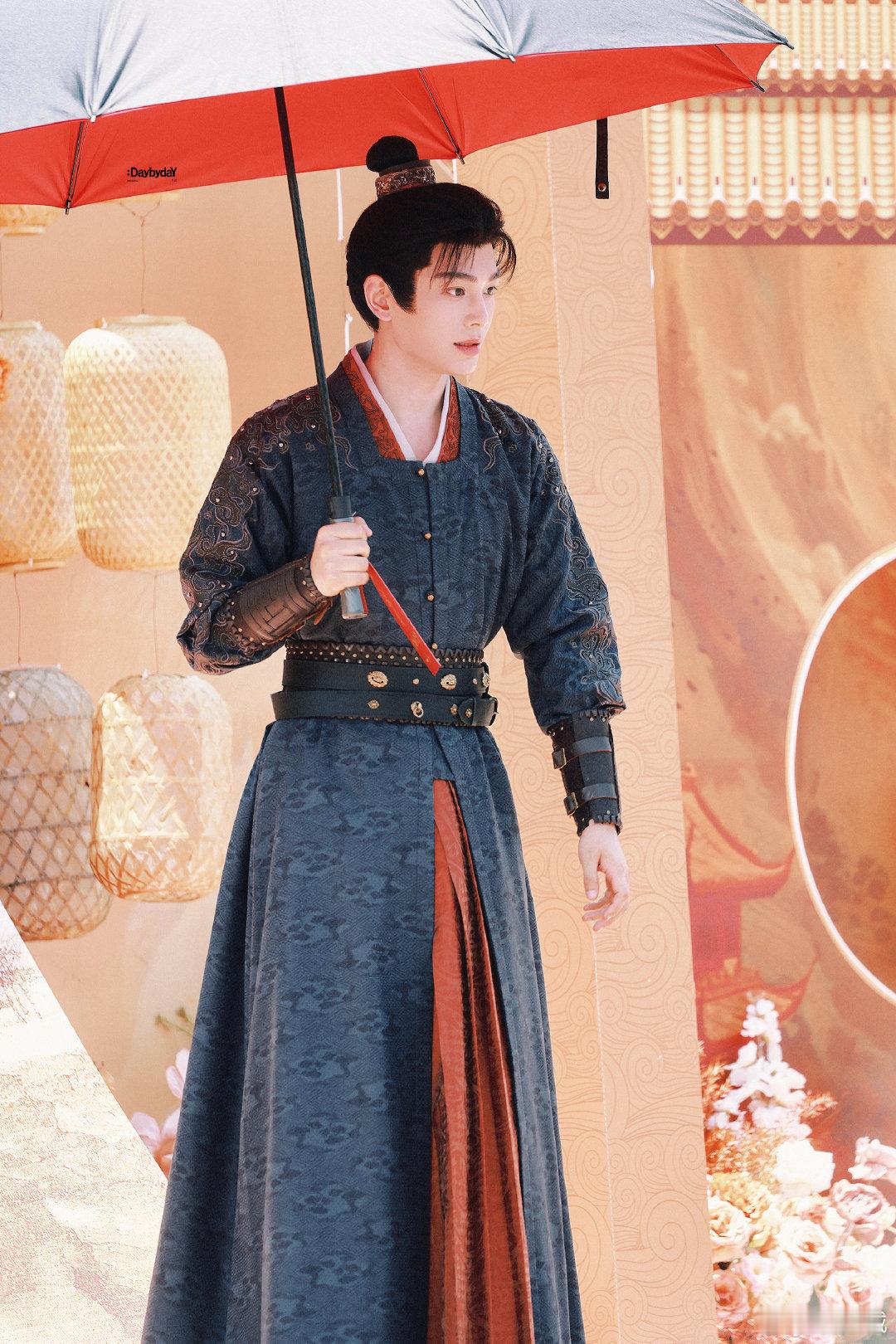 丁禹兮新剧开机线下人气丁禹兮新剧《花开锦绣》开机，粉丝挤满现场，热情似火难挡，致
