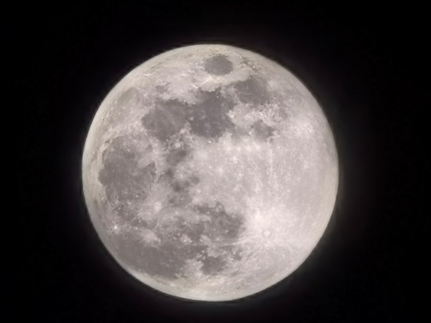 才发现华为Mate60 Pro+在拍月亮时，有自动跳出超级稳帧模式按钮，这个功能