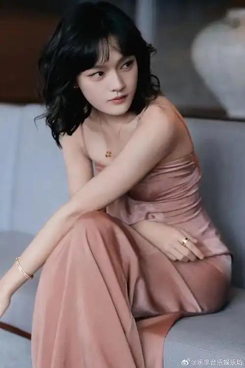 3月20日，演员文淇勇敢分享了自己长达近十年的身材焦虑经历，引发广泛关注。14岁