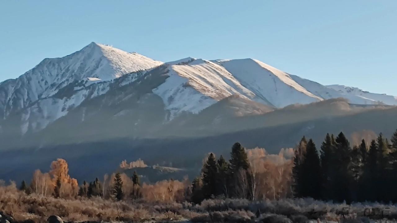新疆秋色和冬景同框了
喀纳斯淡季可以开车进了，住在图瓦人村子里，看雪山，看晨雾，