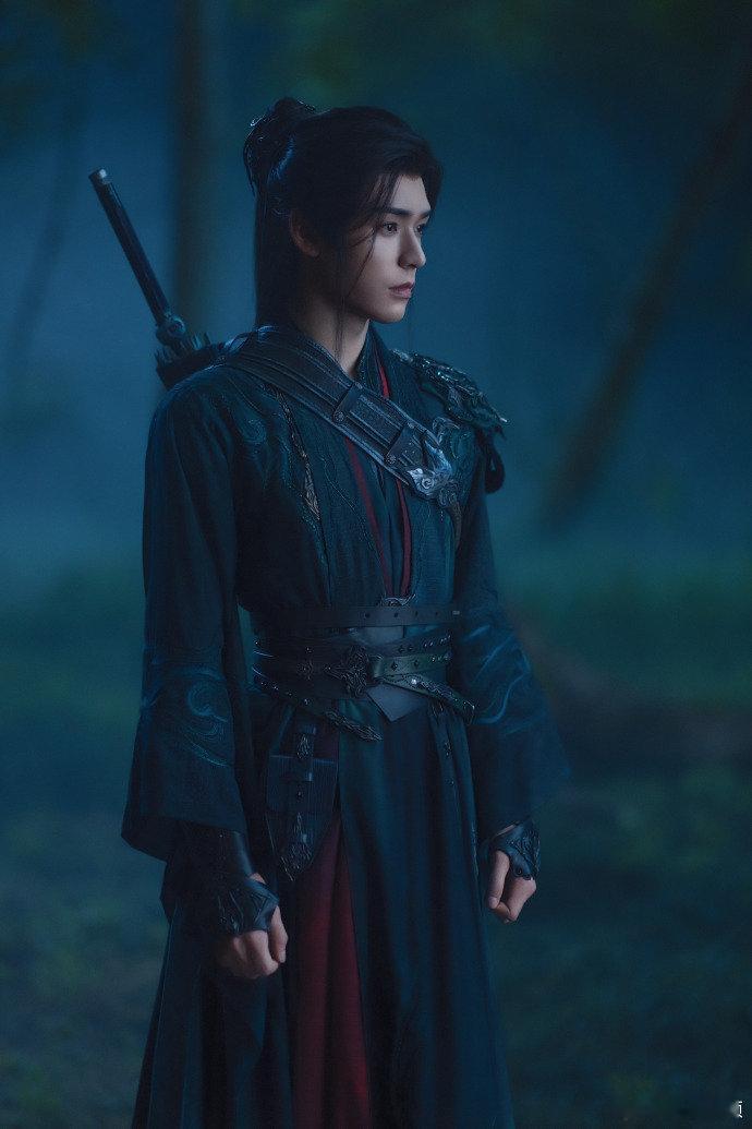 白衣苏暮雨是暗河里的温柔，银白垂顺的衣服裹着靠谱的性子，守着原则护同伴，红衣时是