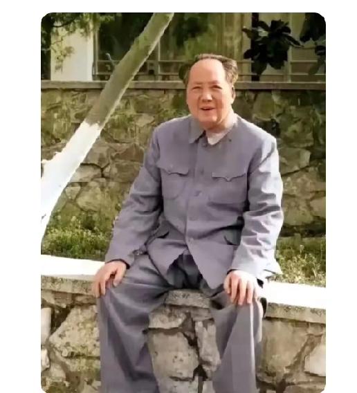 伟人万古流芳！！！

美国前国务卿基辛格曾经有这样一个感受：毛泽东的书房很朴素，