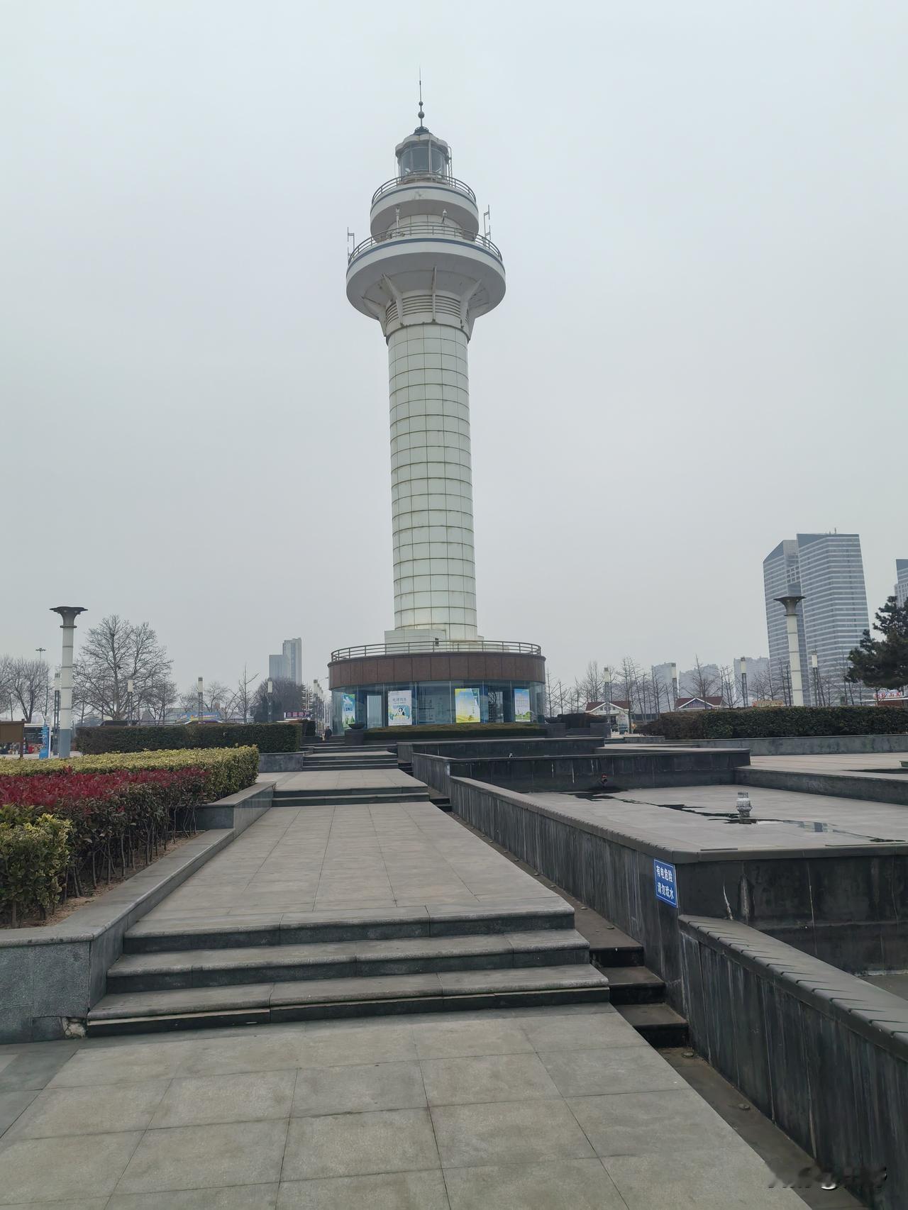 今年冬天的不同昨日去灯塔风景区，天气雾气，但不很冷，景区基本没游客，灯塔静候景区