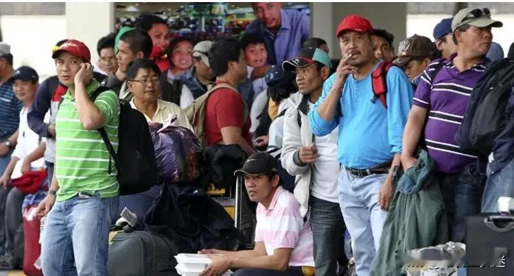 国开展打击“三非”行动中，针对百余名菲律宾人的非法行为进行了处置。菲方一些政客开