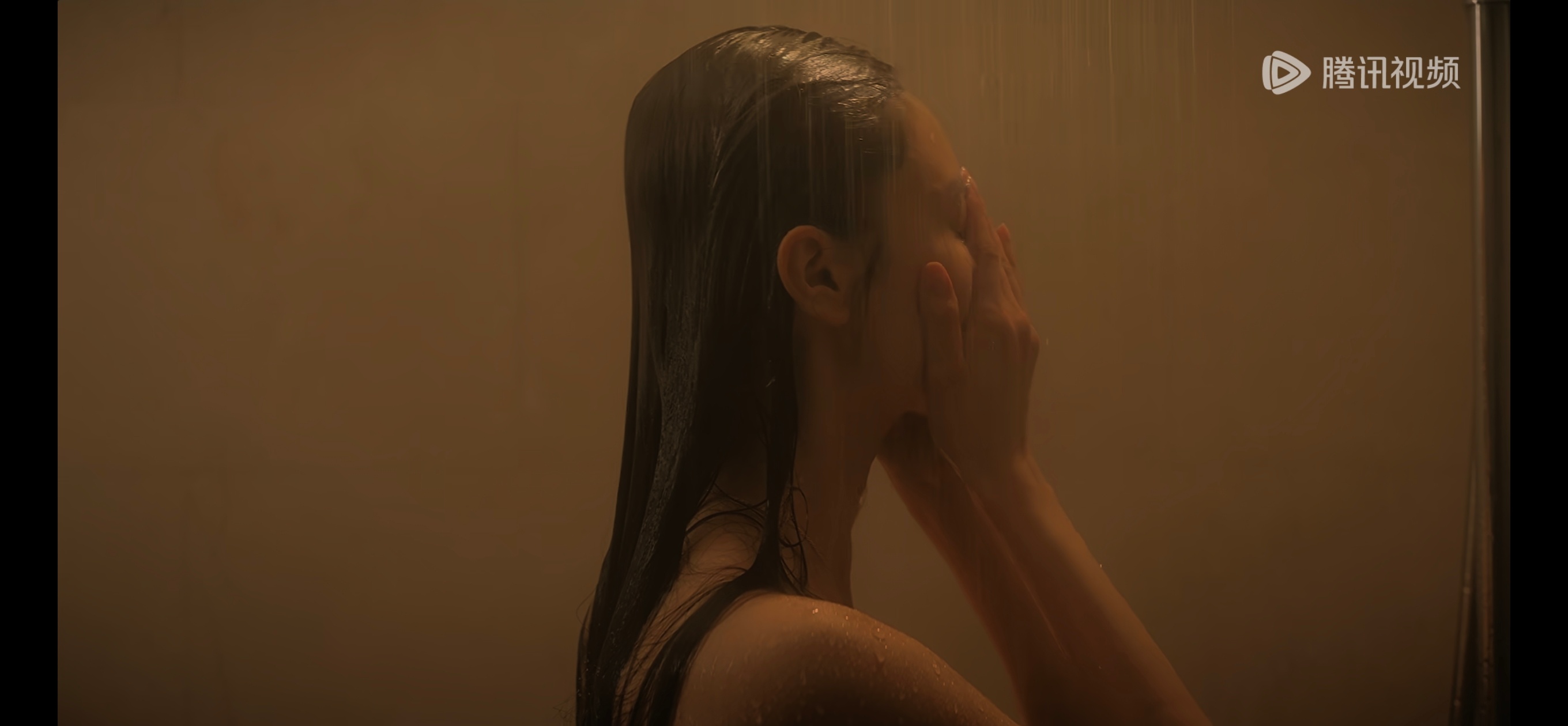 枭起青壤 每次看到林伶我都感觉在照镜子，我的头跟她一样扁，没法不在意