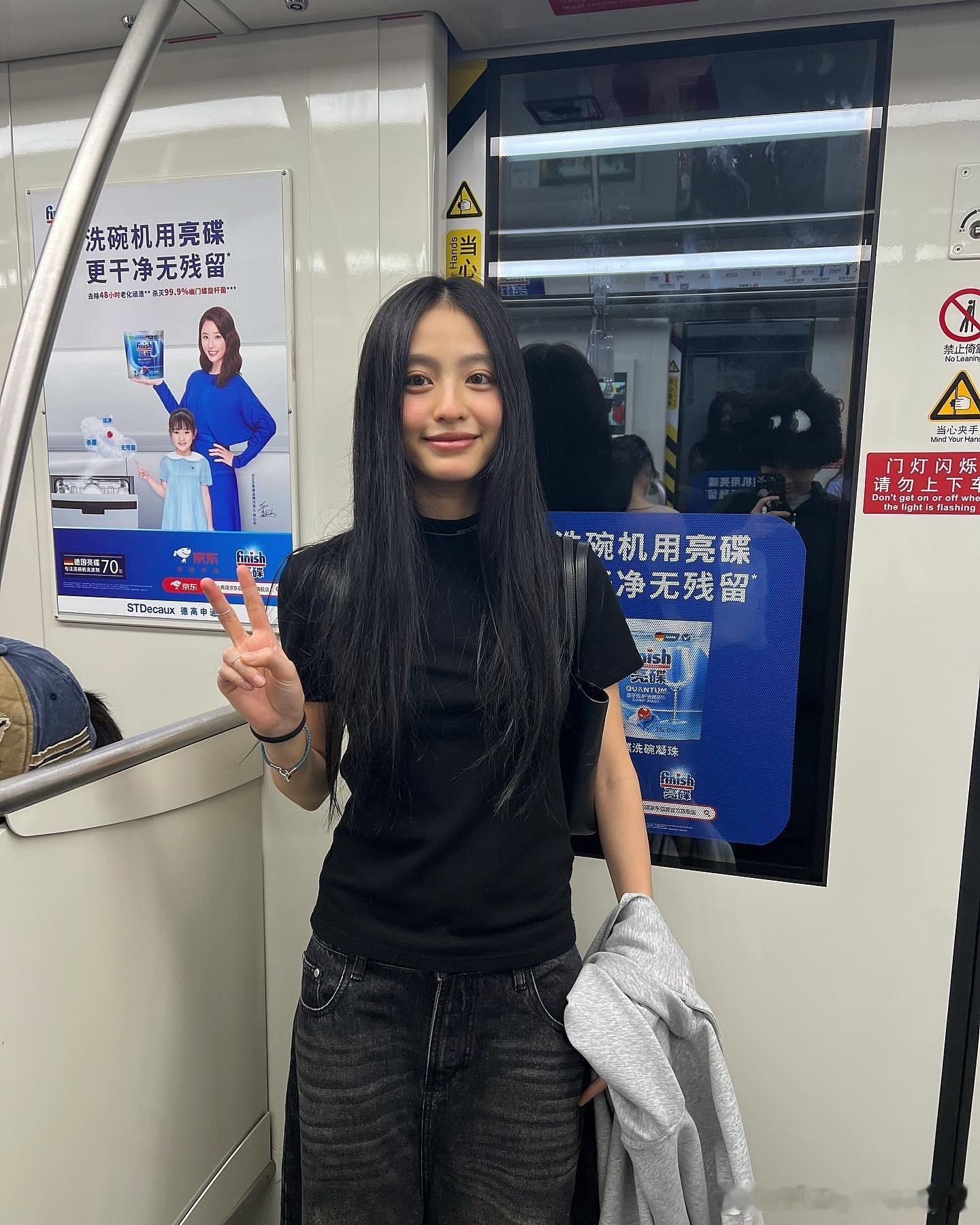 在地铁随便拍几张哦 [挤眼][挤眼] ​​​