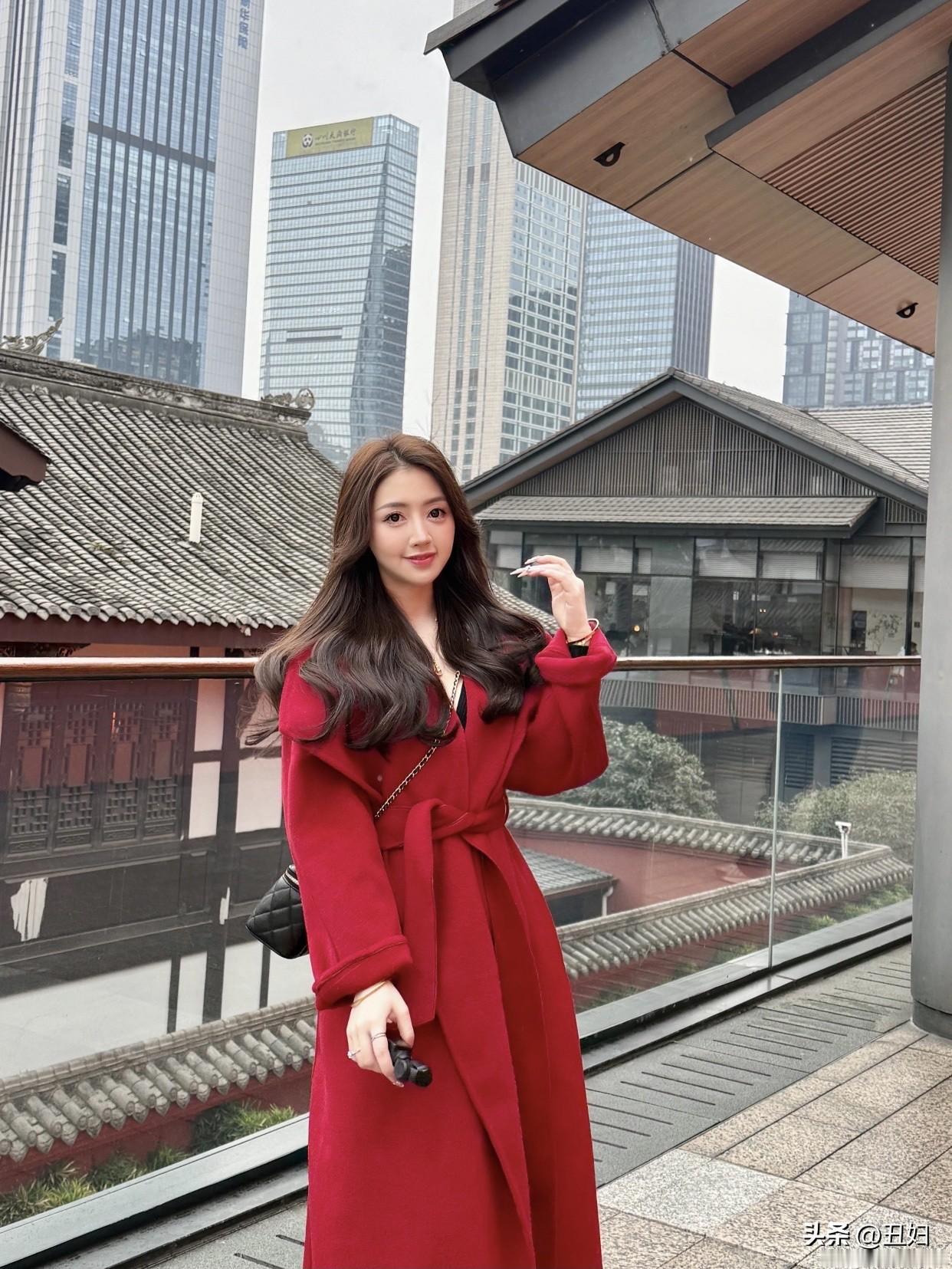 高级感穿搭，温柔风穿搭。红衣美人倚栏，古韵今风共映。