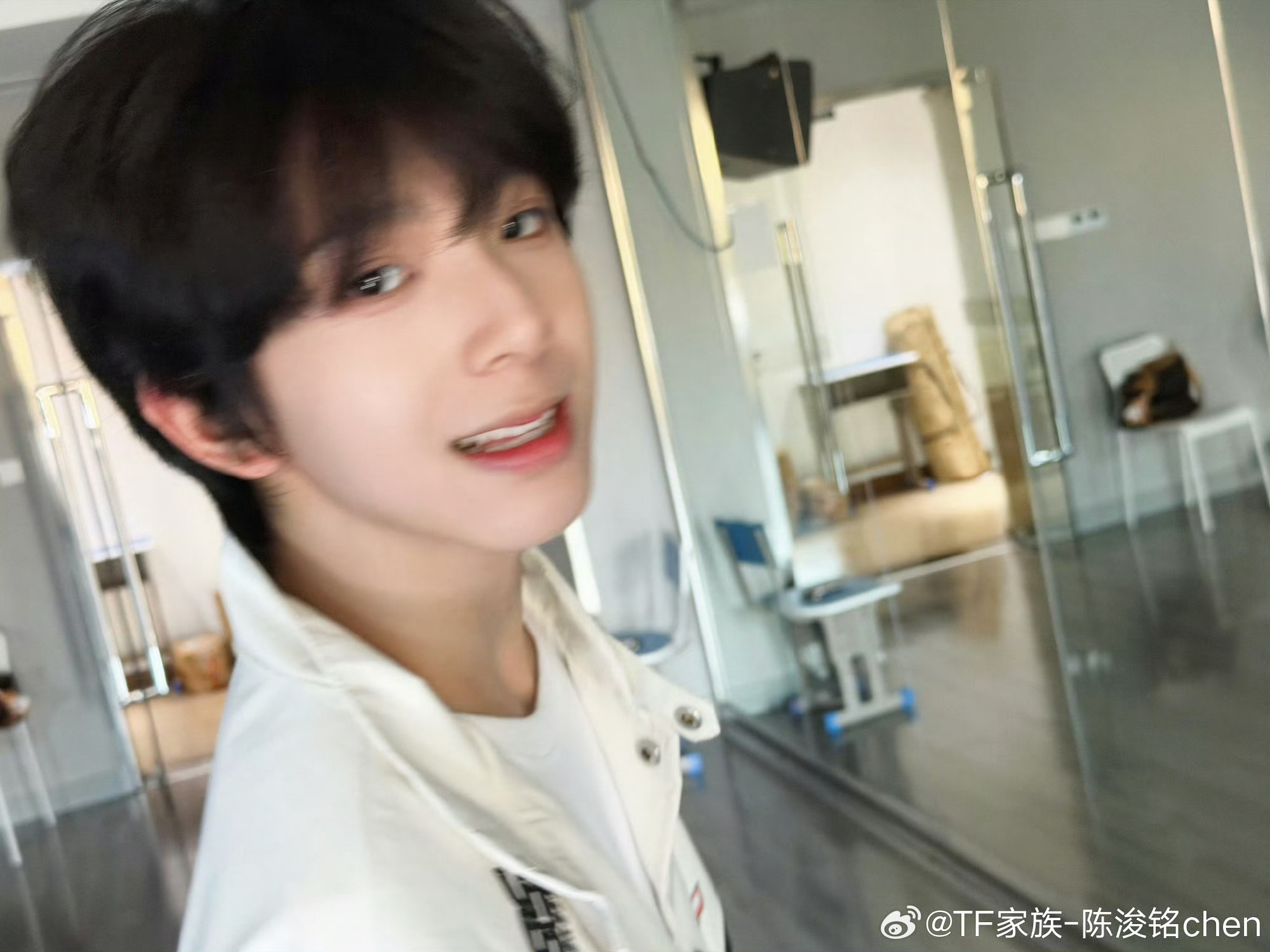 陈浚铭 cjm陈浚铭 四代第一门面cjm 陈浚铭 四代第一吉他手 “散发着整个宇