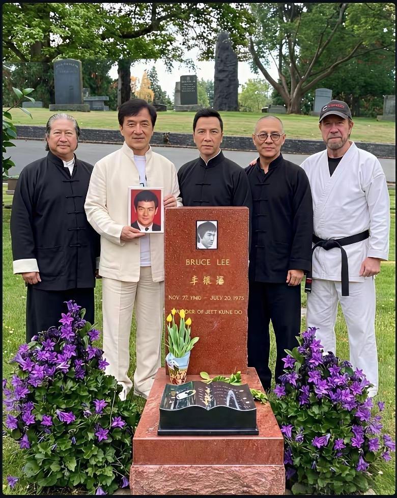 头条有人发的这张图是假的，别当真，理由如下：
成龙手中照片、墓碑上的照片，光影和