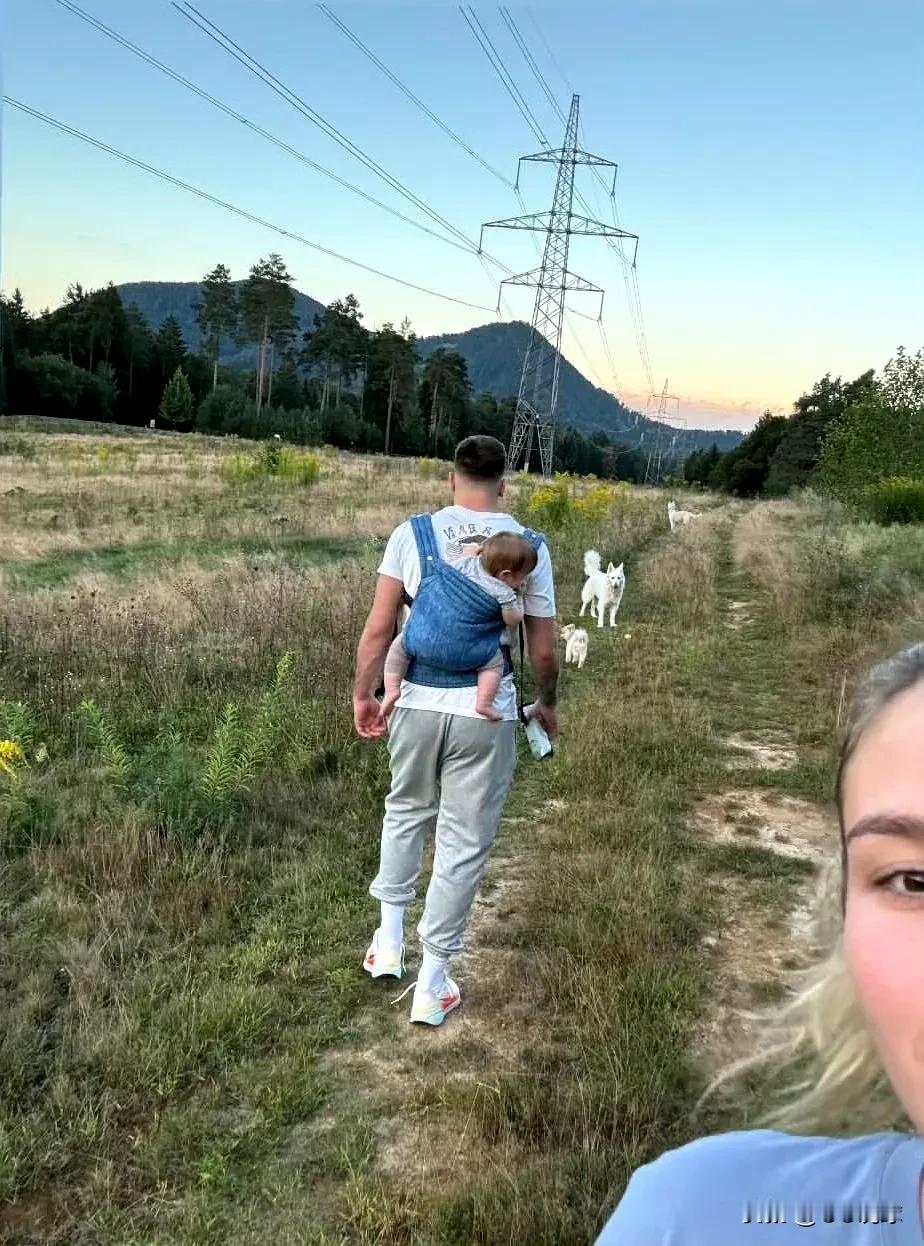 东契奇回到老家，带着孩子和老婆在乡村田野里散步，好惬意啊！

看图片里的电线杆中
