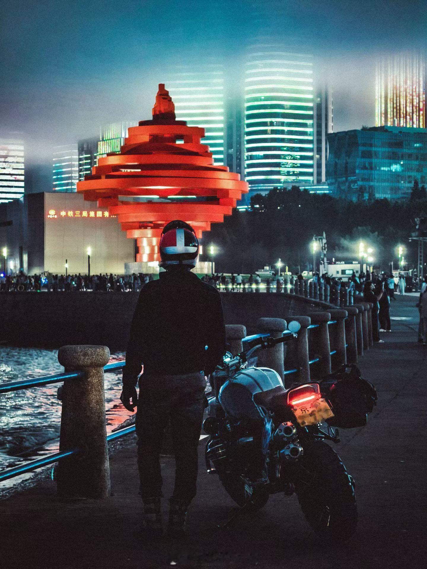 偷了几张朋友的图，他说有些城市适合路过，有些城市适合一次次回来。青岛就是一个值得