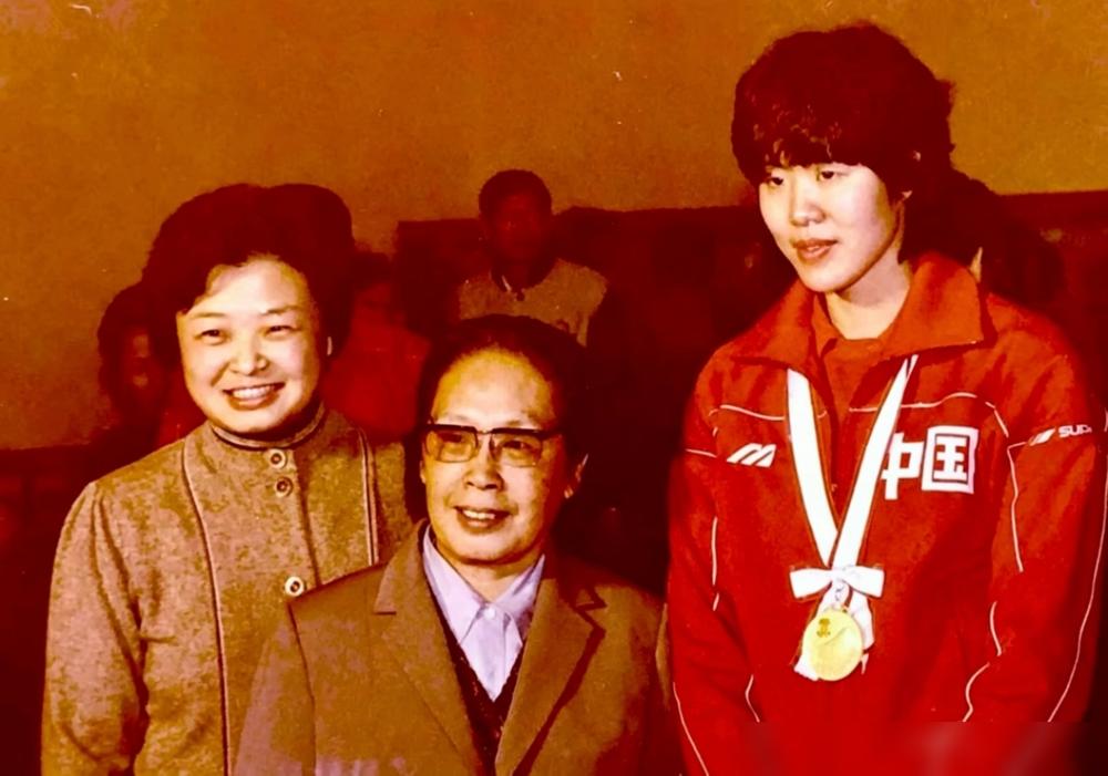一张老照片。
1985年，人民大会堂。郎平站在那，代表中国女排。

那是她们的第