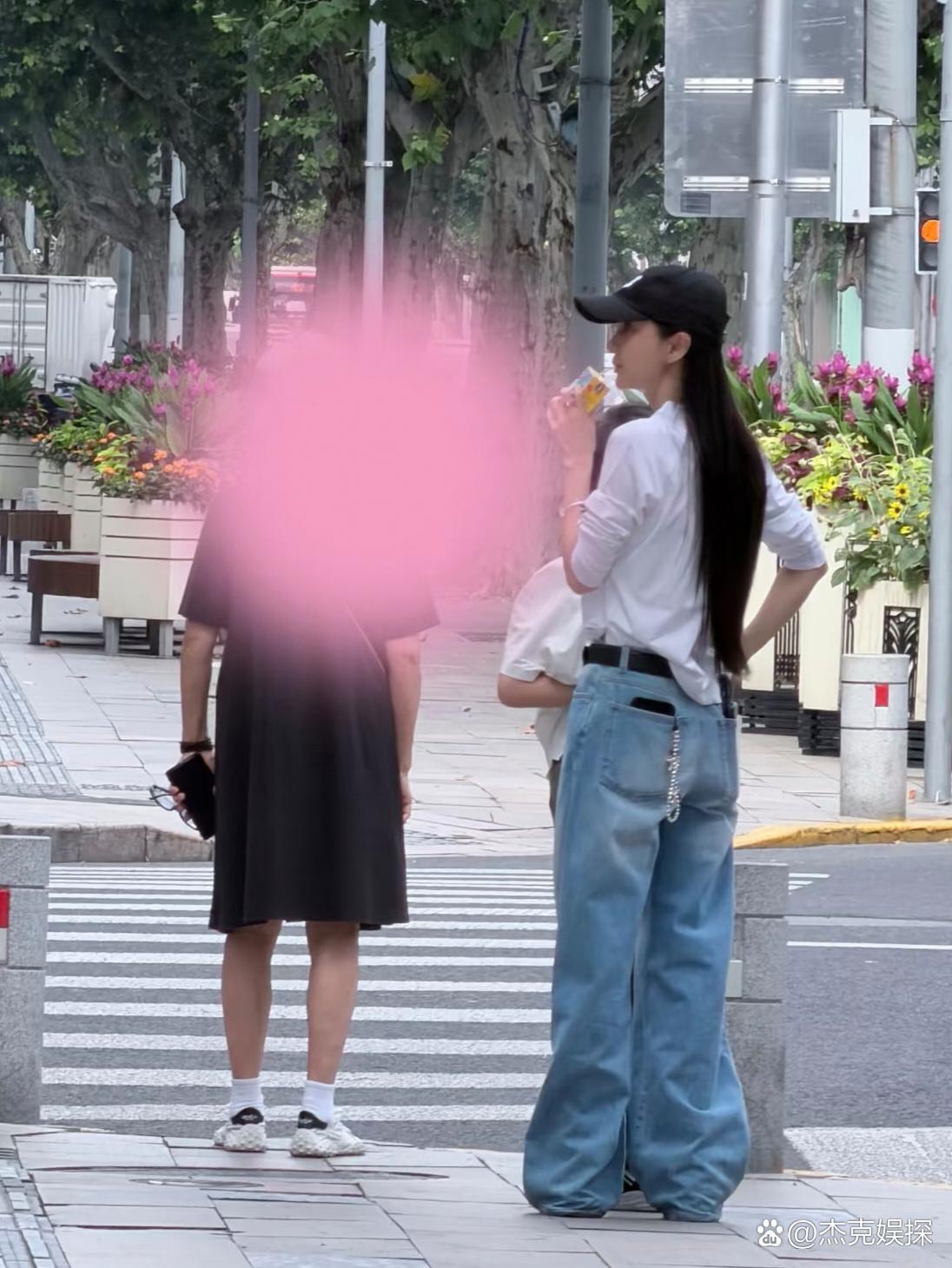 37岁杨颖带着儿子现身上海街头，穿搭时髦亮眼，身形高挑纤细。裤兜装着三部手机，明