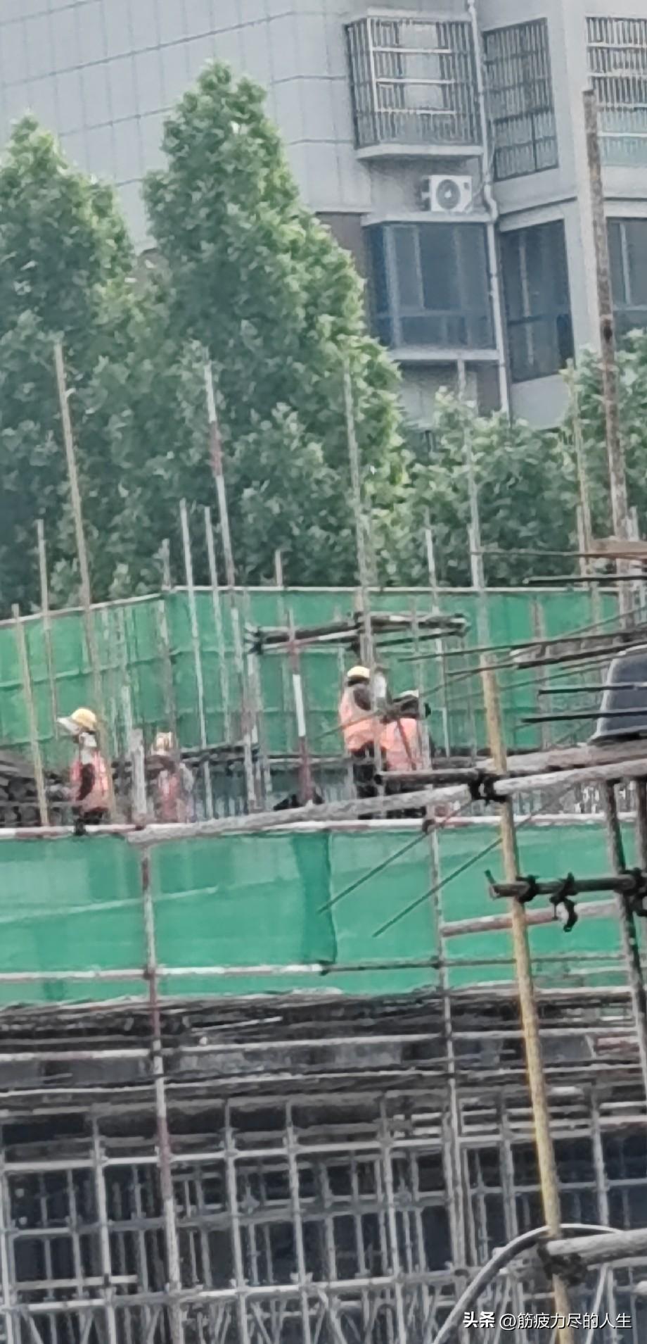 在工地干活，要是发现工友或是老板对你态度突然转变，心里觉得别扭不舒服的时候，先别