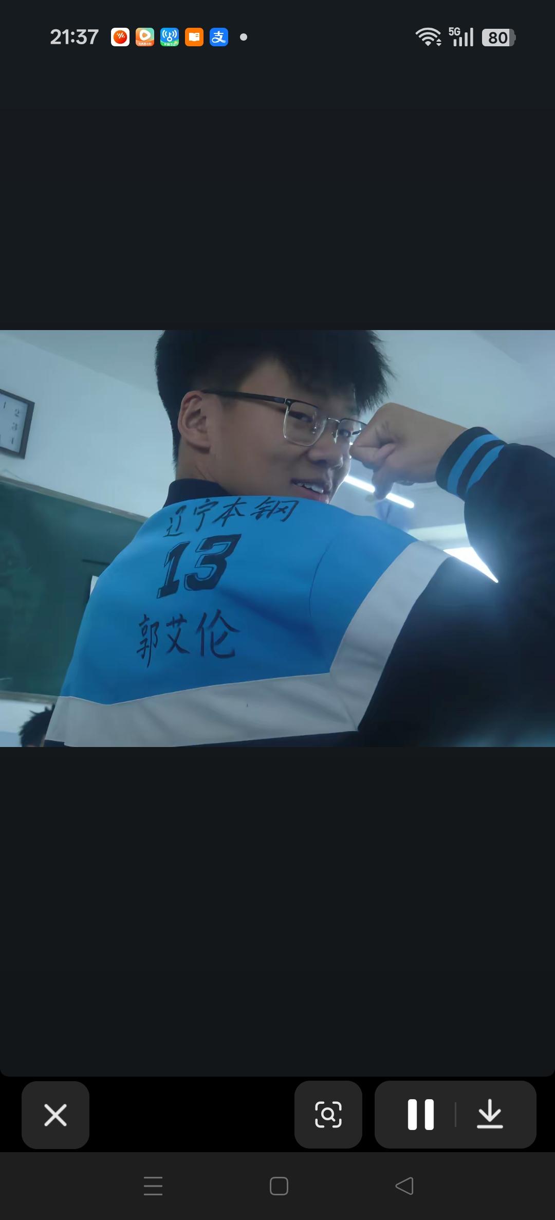 暖心郭艾伦为喜爱他的高考球迷加油！
还是那个接地气的郭艾伦！[赞][赞][加油]