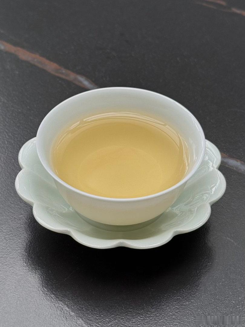 昨天同行请我喝了两个古树茶，一个是蛮砖三叉箐古树高杆，茶汤水路很高级，有点曼松的