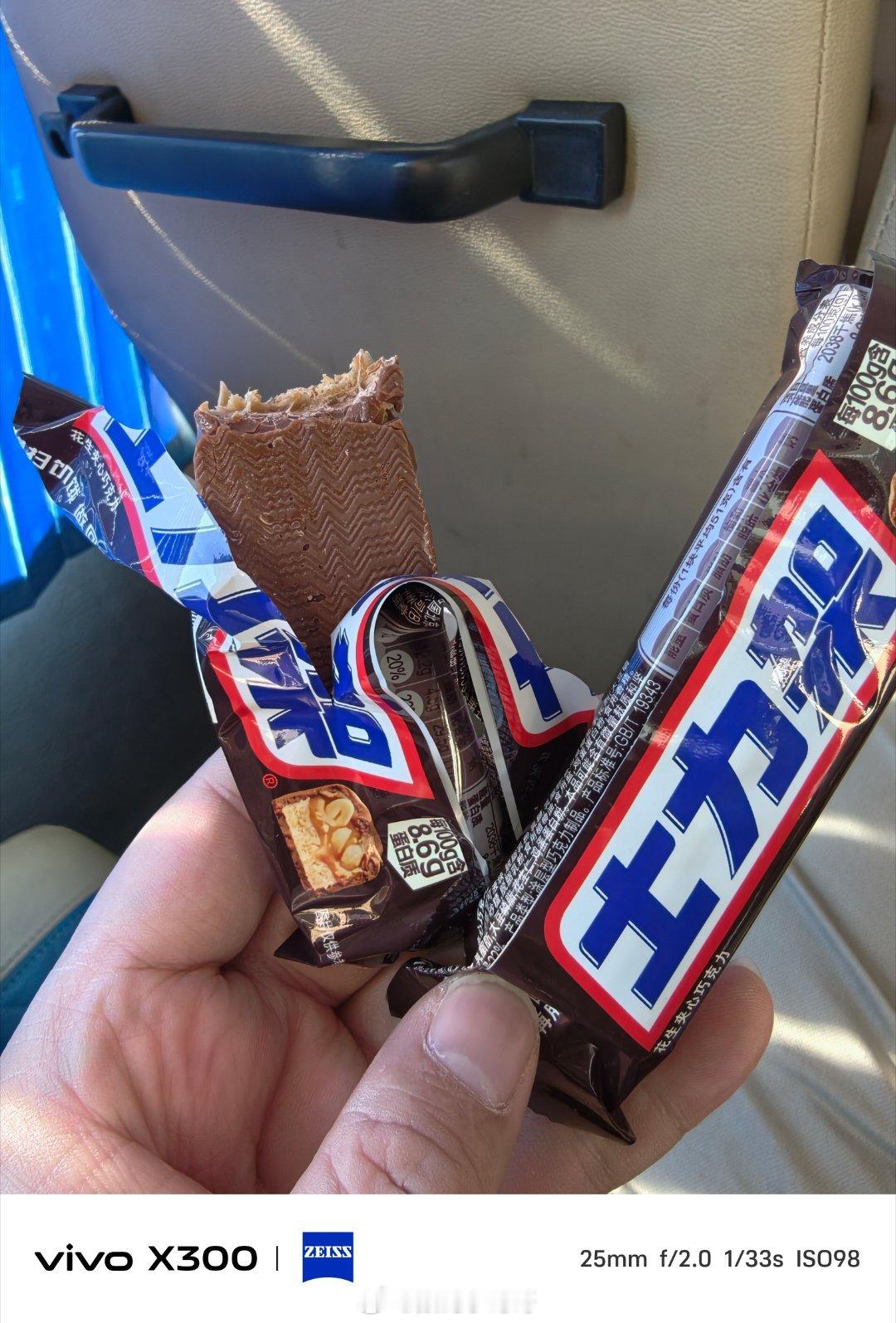 来根士力架横扫饥饿～齁甜齁甜的，吃一口就腻