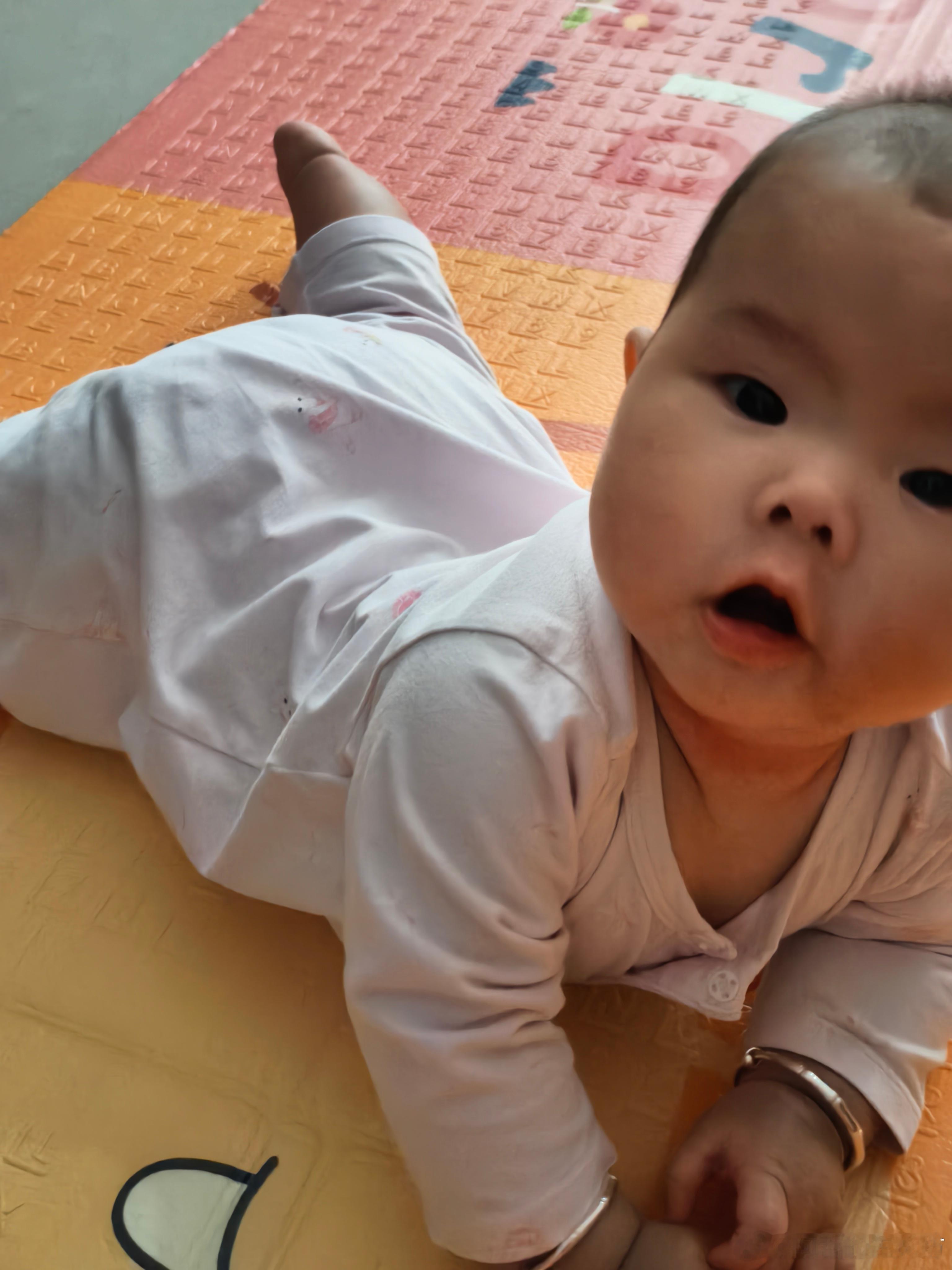 此时此刻我在客厅陪这个家伙耗精力。。。1点多就醒了哭带娃哪有不疯的[泪] ​​​