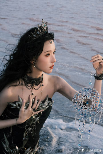 陈都灵深海女王风 从“小白花”到“深海女王”，陈都灵的蜕变就像海浪拍岸——温柔却