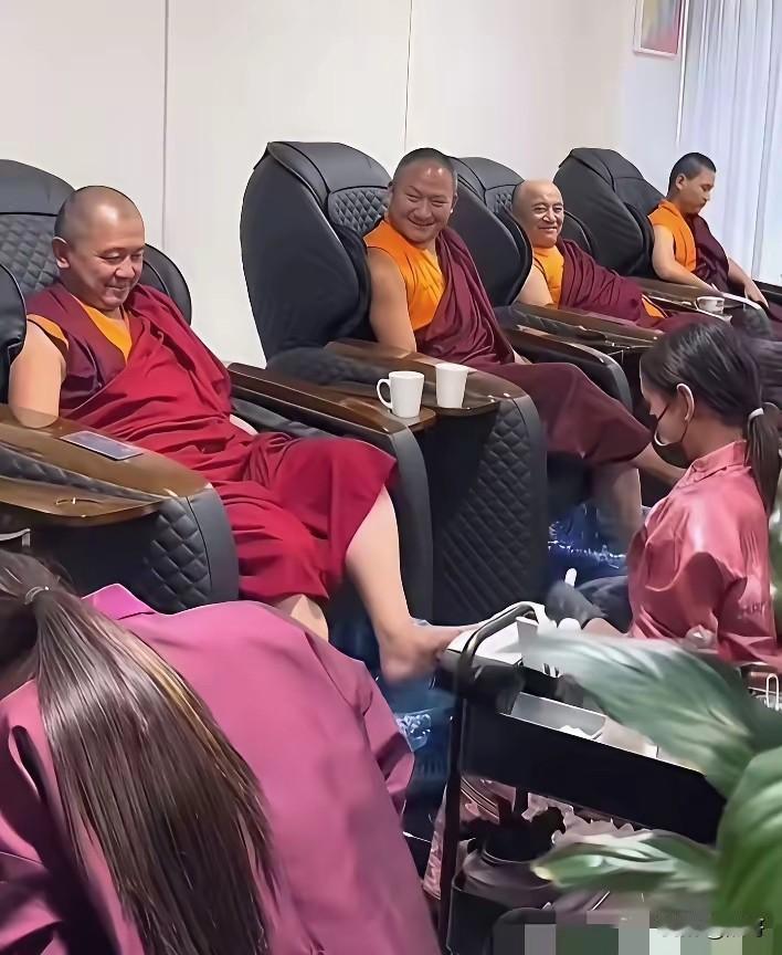 有的人直播卖货，态度很明确，就是为了挣钱，这个很好。罗永浩直播卖货，理由是还债，