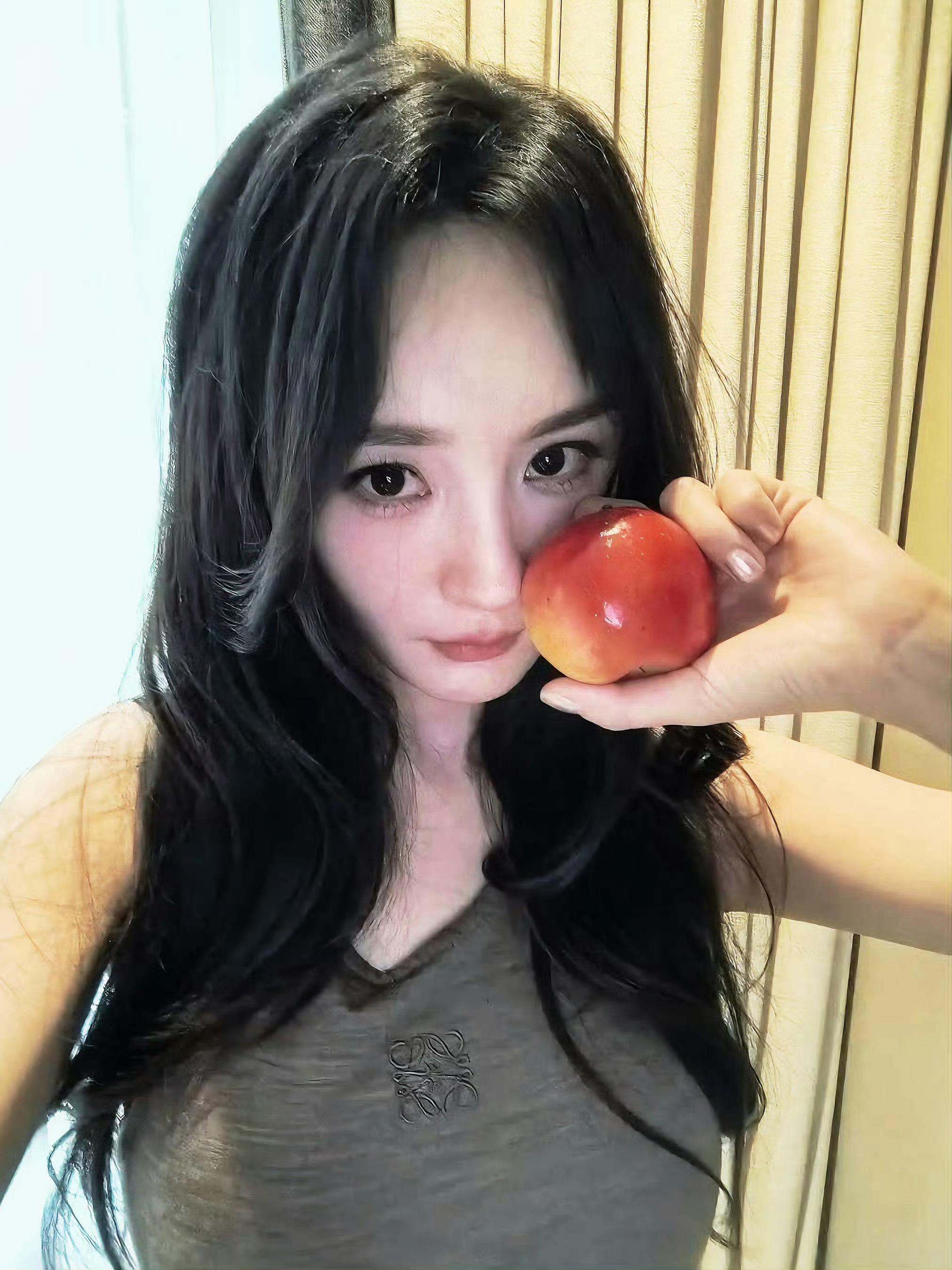 杨幂回家啦对镜比耶自拍特别喜欢幂姐身上积极向上的生命力！要永远做健康明媚充满活力