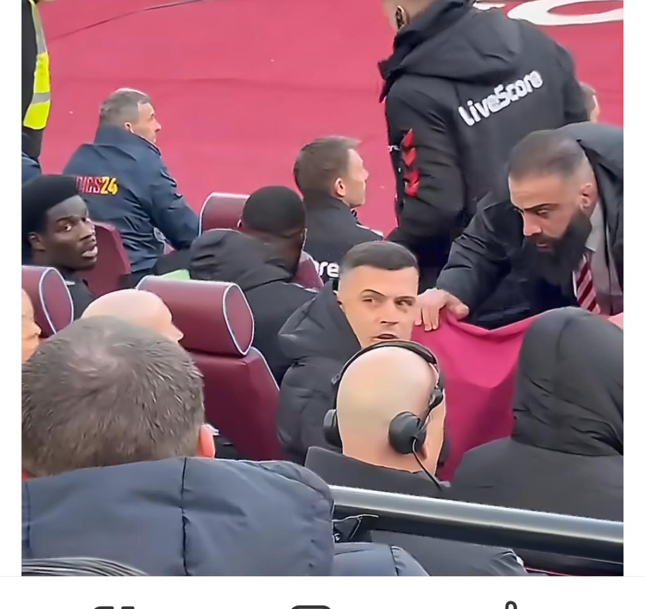 冲突始于桑德兰后卫穆基勒被换下场后发脾气，当时这位球员双手摊开向天，然后对主教练