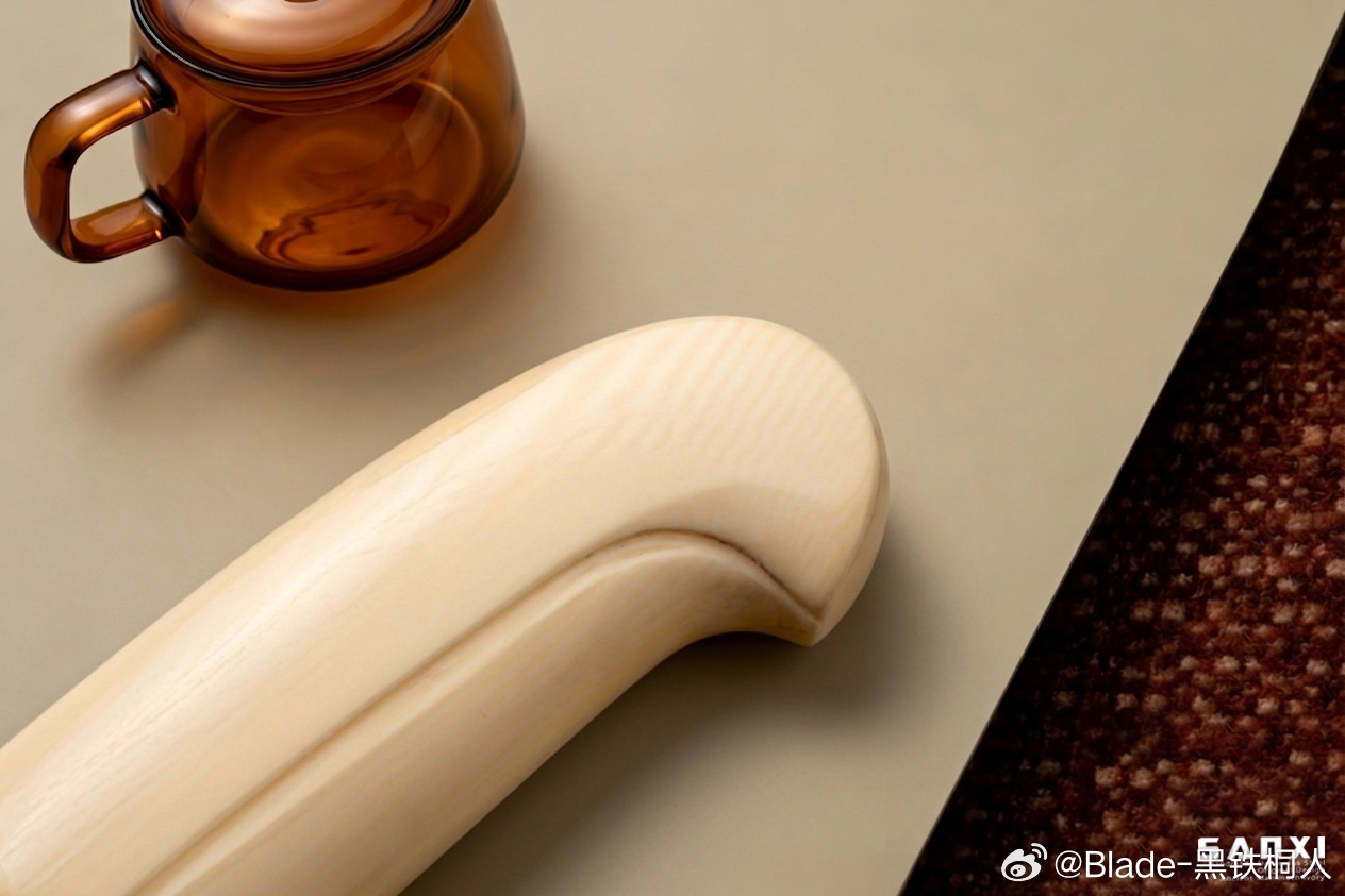 刀具控 错金卷草小猎再拍一组图，今年的新款还是很漂亮的，值得入手一只，铜地错金卷