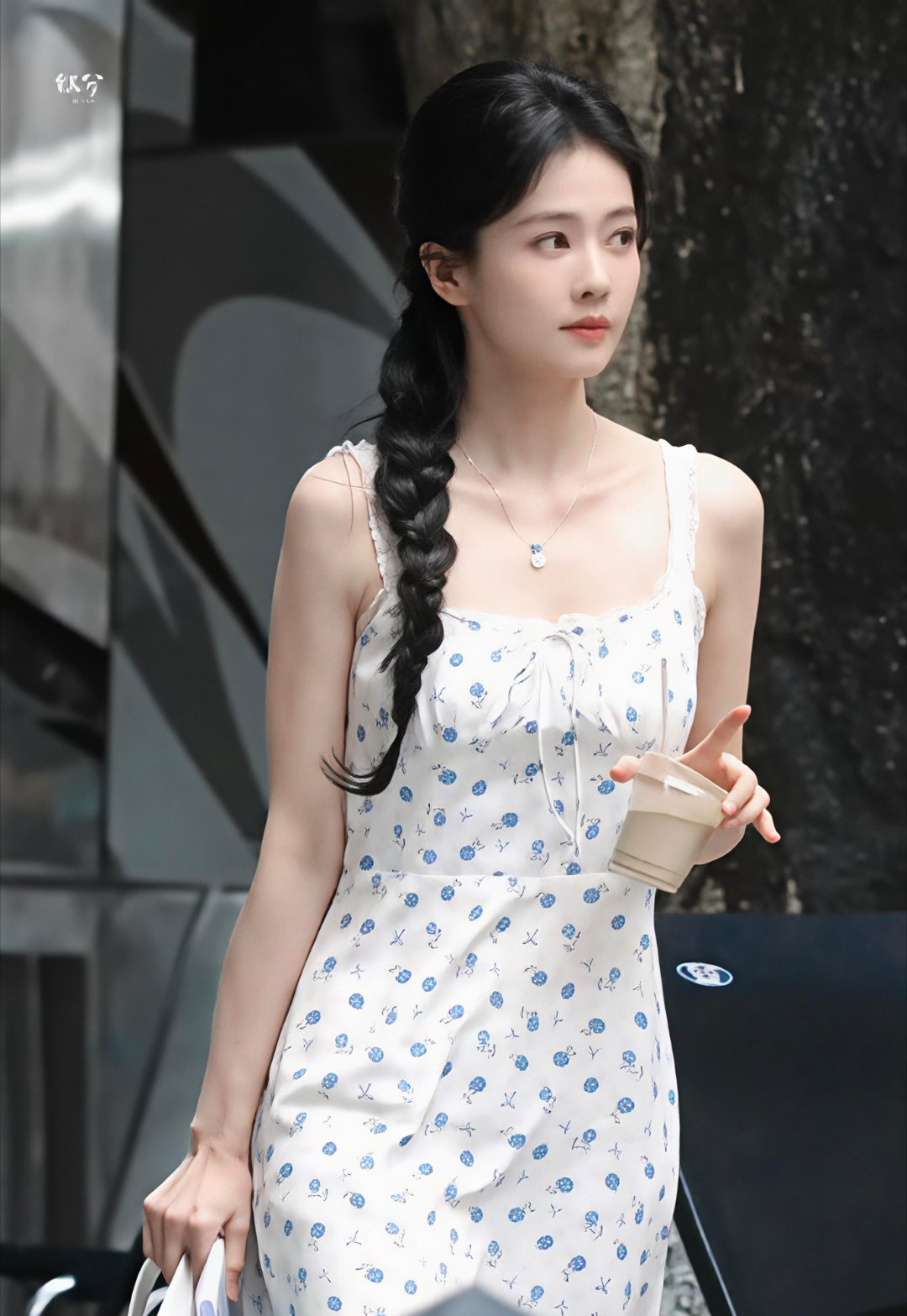 片场随手抓拍都美得让人好心动松松软软的侧麻花辫衬得眉眼温柔灵动，白蓝碎花吊带裙满