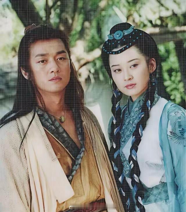 李亚鹏光看五官也许不算很帅，可是他三十五六岁那几年，整体风度来说是很好的，有一种