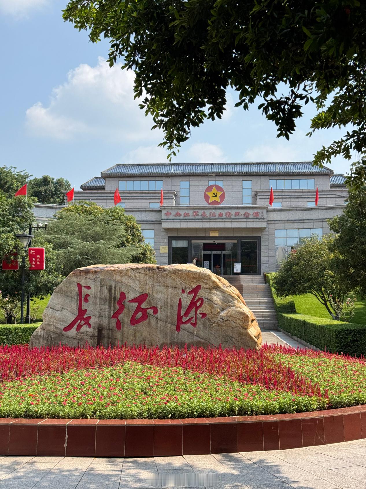 中央红军长征集结出发地江西于都长征渡口，站在这里感受当年红军紧急转移的危难时刻。