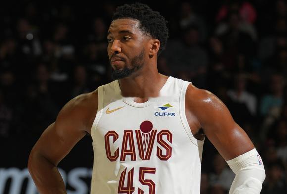 NBA常规赛继续进行，骑士客场117-115逆转76人。本场比赛，米切尔出战了3