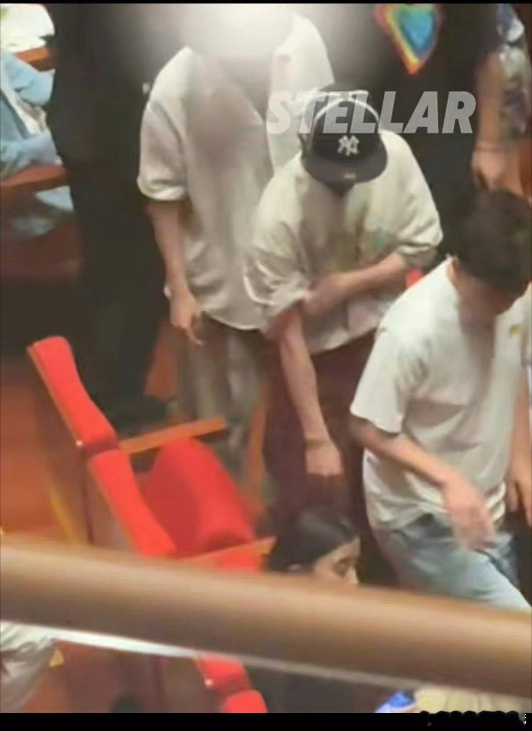 马嘉祺丁程鑫一起看话剧 看的还是《暗恋桃花源》好幸福友谊长存啊我们风年 ​​​