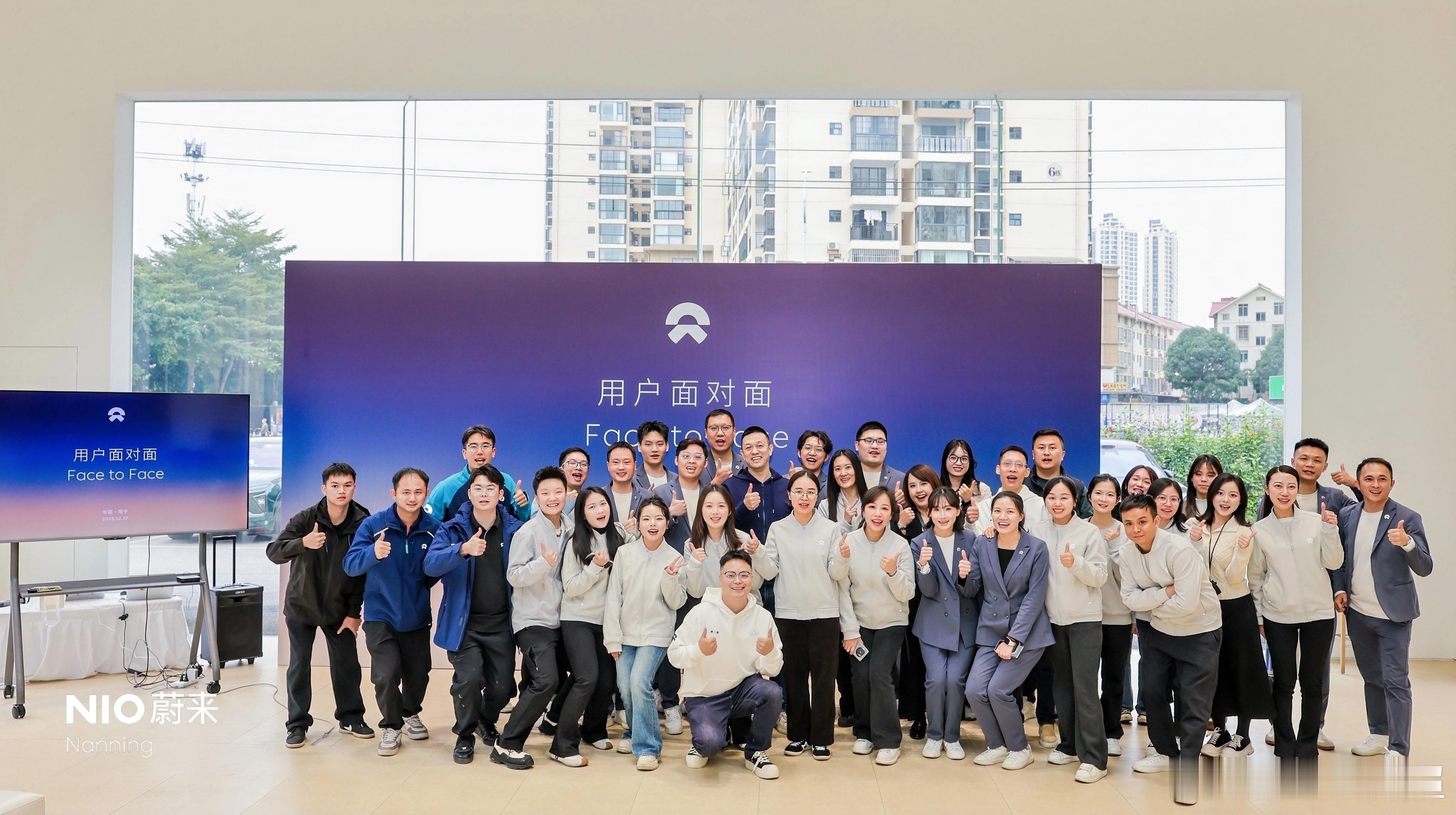 斌哥 时隔四年再度来到南宁，与用户们温暖相聚、畅快交谈，并出席了蔚乐萤 三品牌用