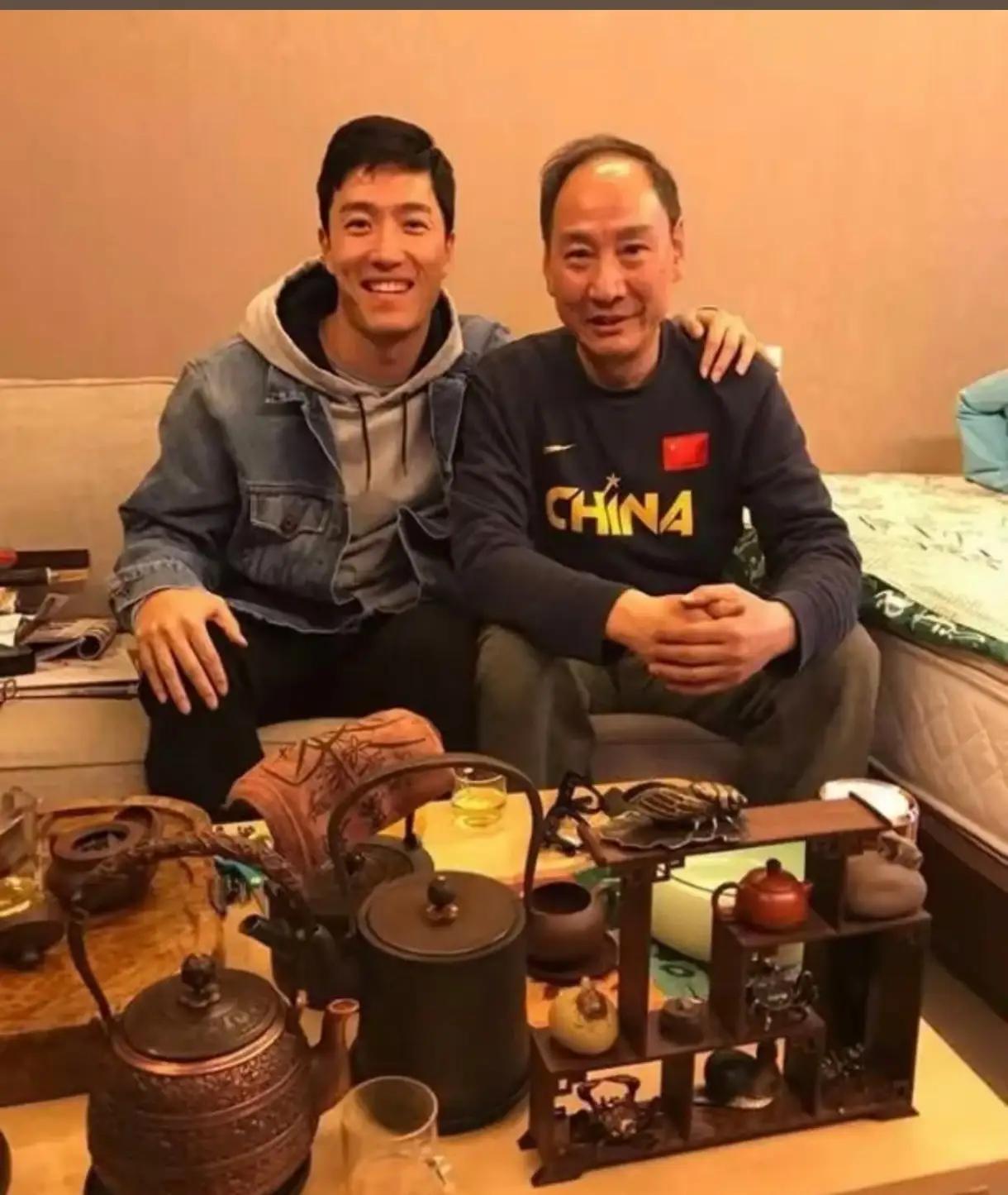 发微博求助：体育局给刘翔两条路——买断走人，或者回体制当教练，再拖，编制就没了。