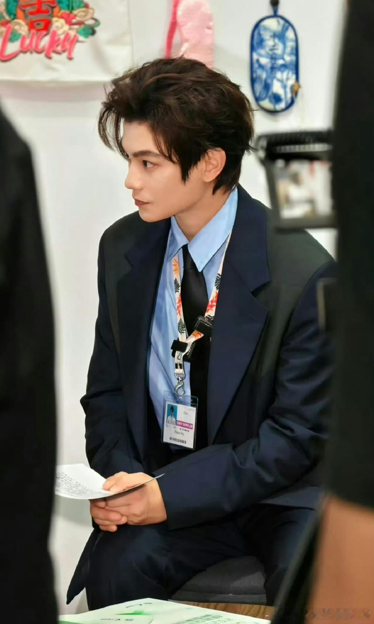 丁禹兮从剧场小透明一路逆袭成爆剧大男主，成长满是汗水。他正装气质卓然，双语演讲超