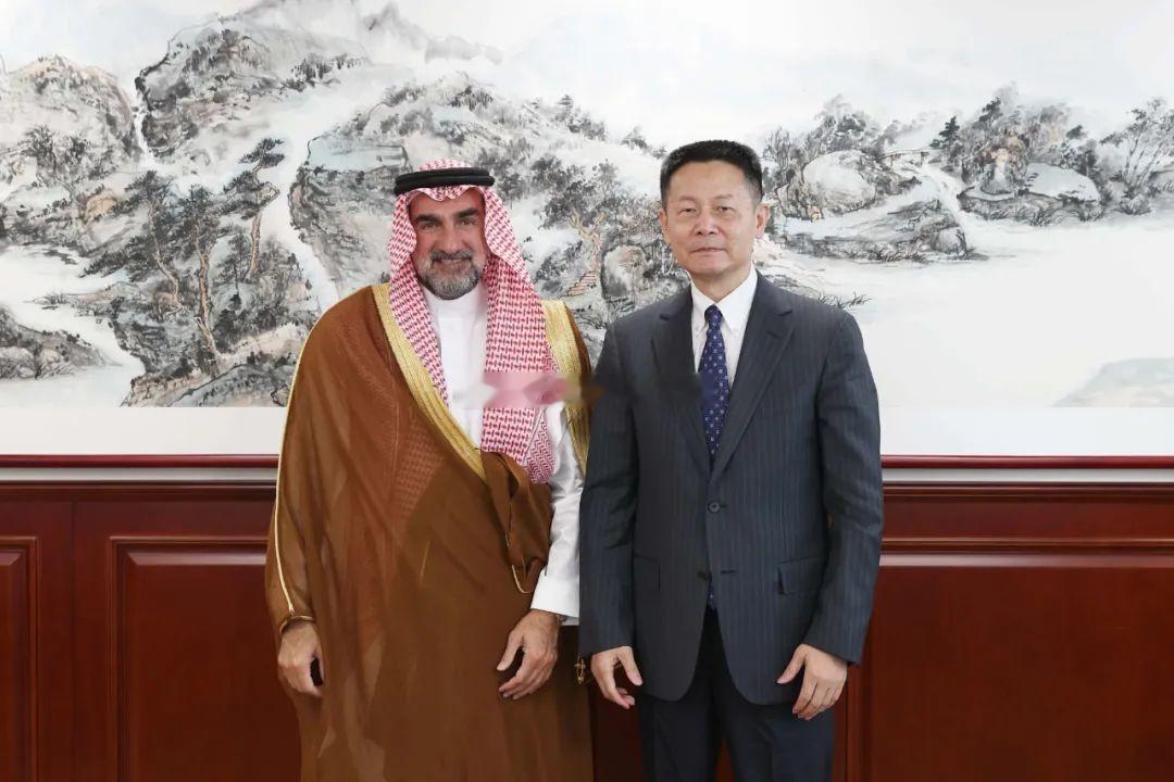 7月10日，中国证监会主席吴清在京会见了沙特公共投资基金（PIF）总裁鲁梅延（Y