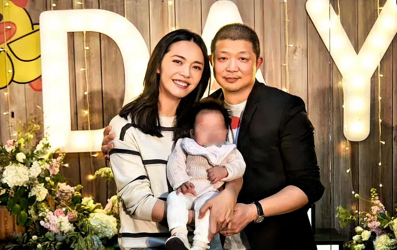 姚晨离婚，吵疯了
姚晨曹郁官宣离婚。
说多年前就结束。
网友直接炸锅。
一波说：