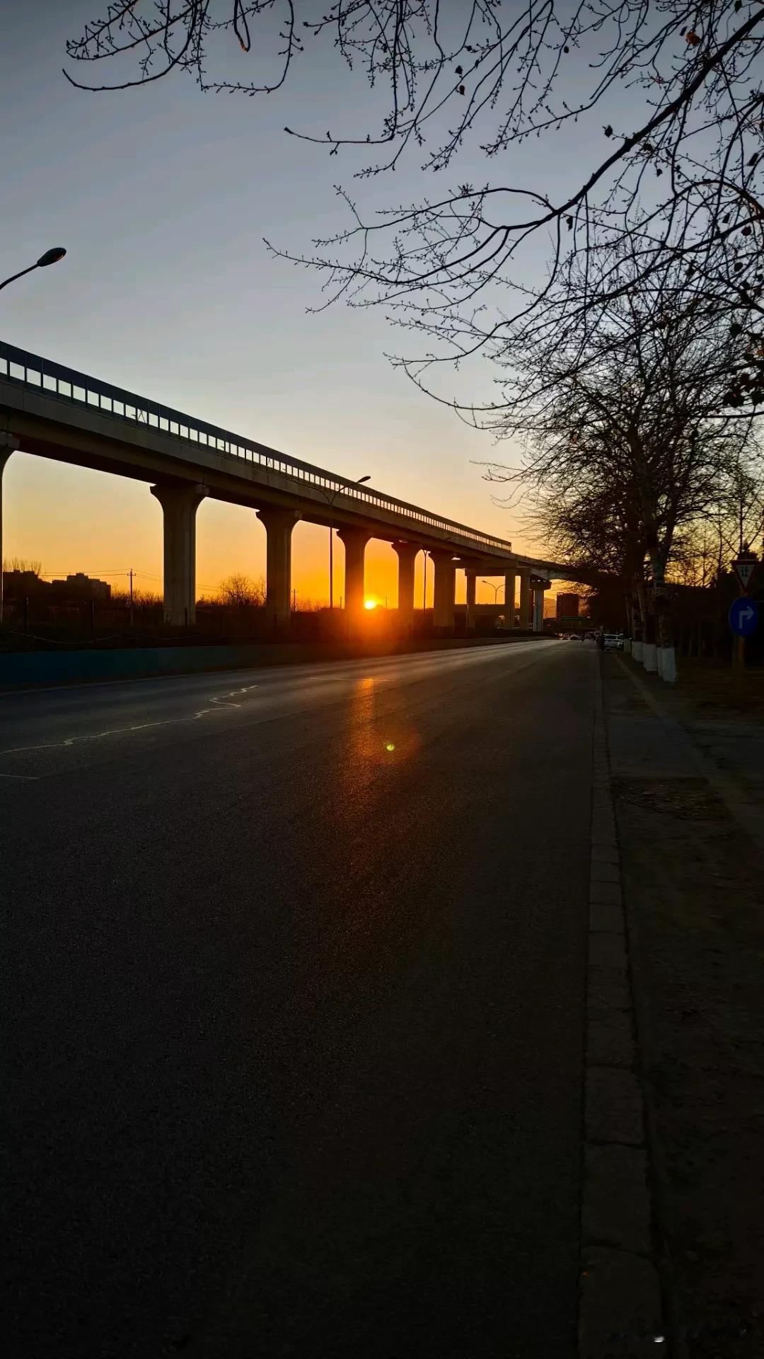 朋友不必太多，真心就好。
圈子不必太大，干净就好。
圈子干净的人，不必讨好，不用