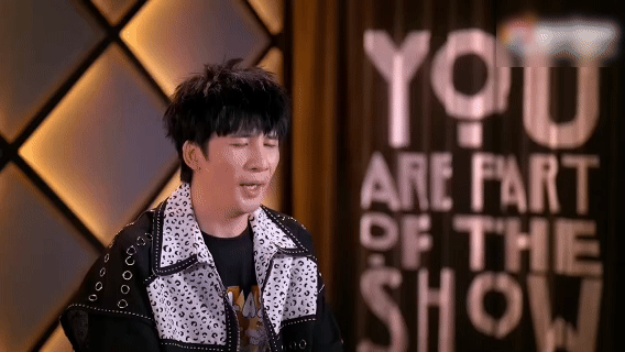 大张伟为打断哈哈曹唱歌道歉这俩在一起笑点就没断过，准备道歉信还是别人给自己的，这