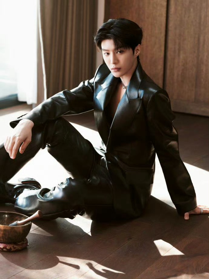 范丞丞深V皮衣，范丞丞光影定格，谁懂这个丞丞的认真起来的帅气呢，我一整个有被go