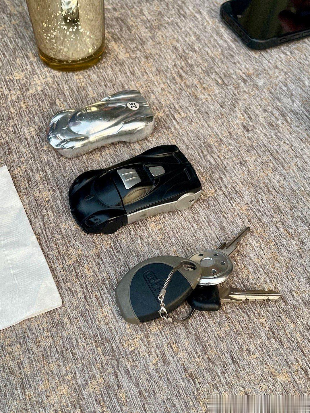 上周去谈事情，没想到，大哥上来先掏出了三把钥匙。Huayra和Utopia的钥匙