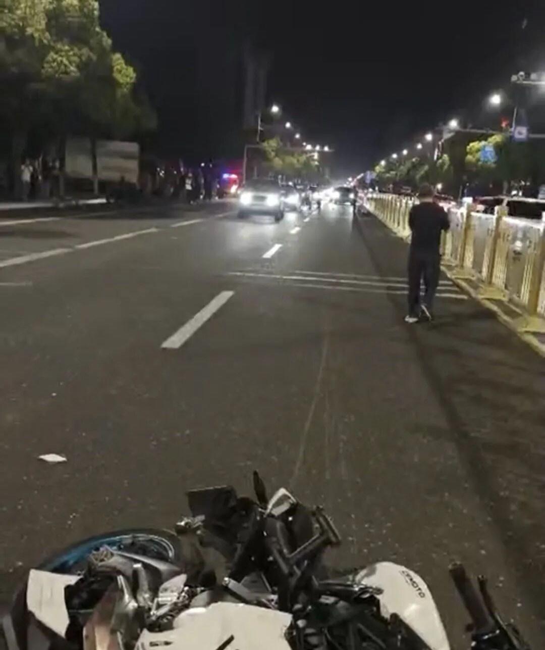 【岳阳一摩托车斑马线上撞人致2死1伤，肇事者也受伤住院，受害者家属：当时多辆摩托