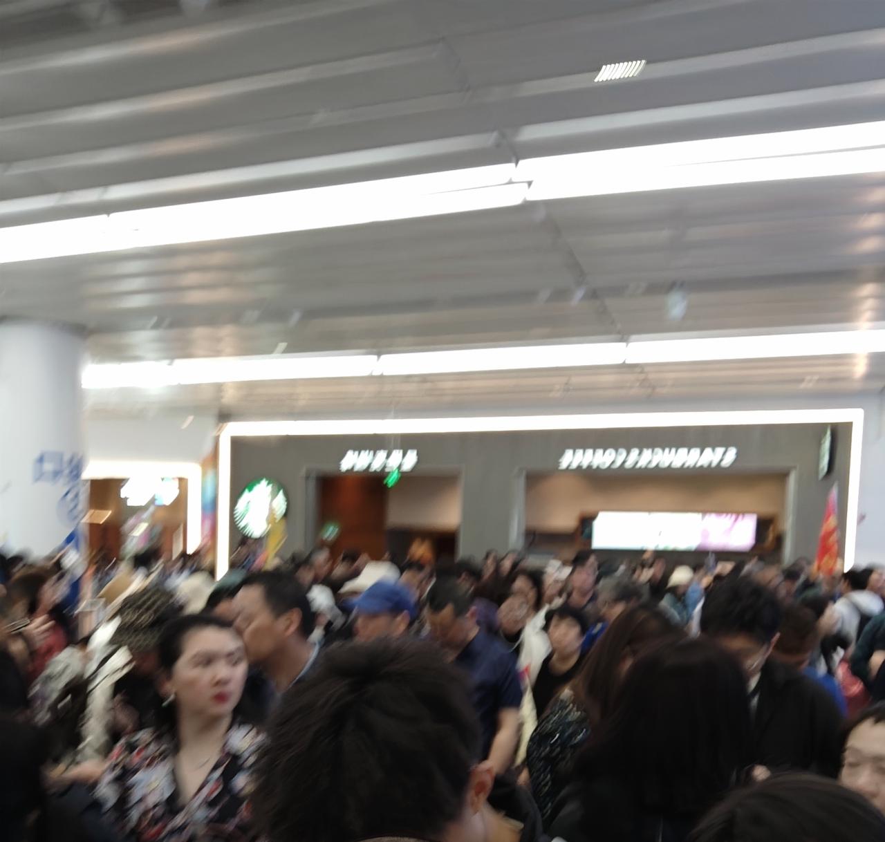 鼓浪屿真的太受欢迎了，

三四月旅游淡季，想过去鼓浪屿的游客站满整个候船厅，
