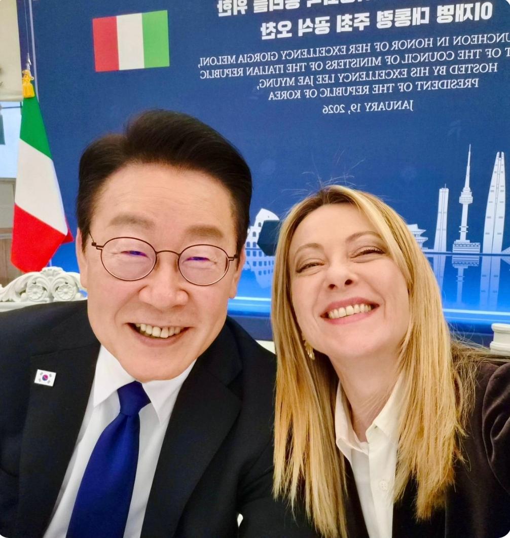 意大利总理：乔治娅·梅洛尼：

在首尔与韩国总统举行了一次非常积极、友好和具