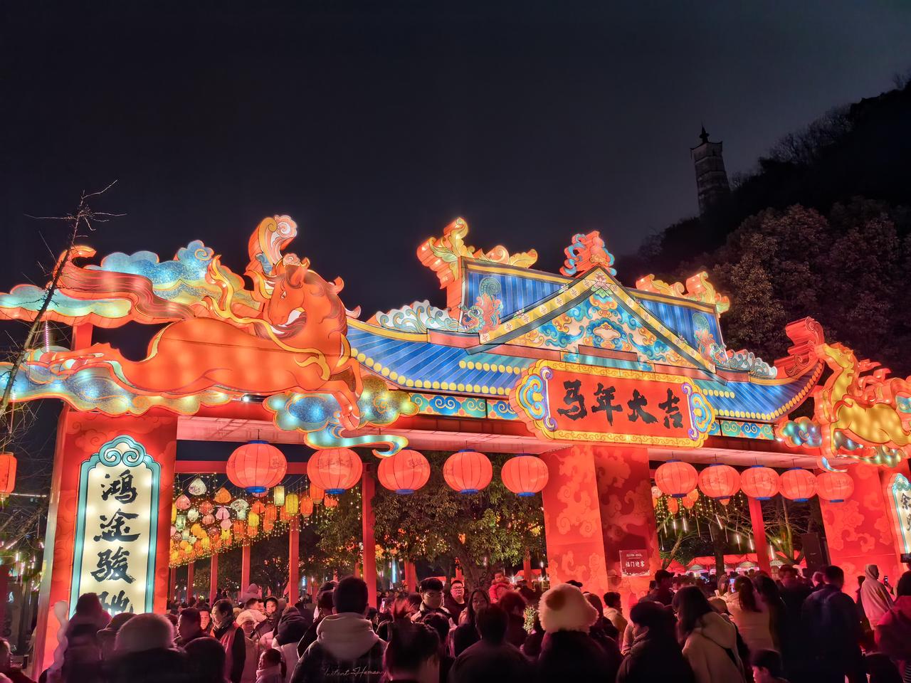 你们家乡的元宵佳节怎么过？

各地都有自己的特色，大街小巷张灯结彩，汤圆甜香弥漫