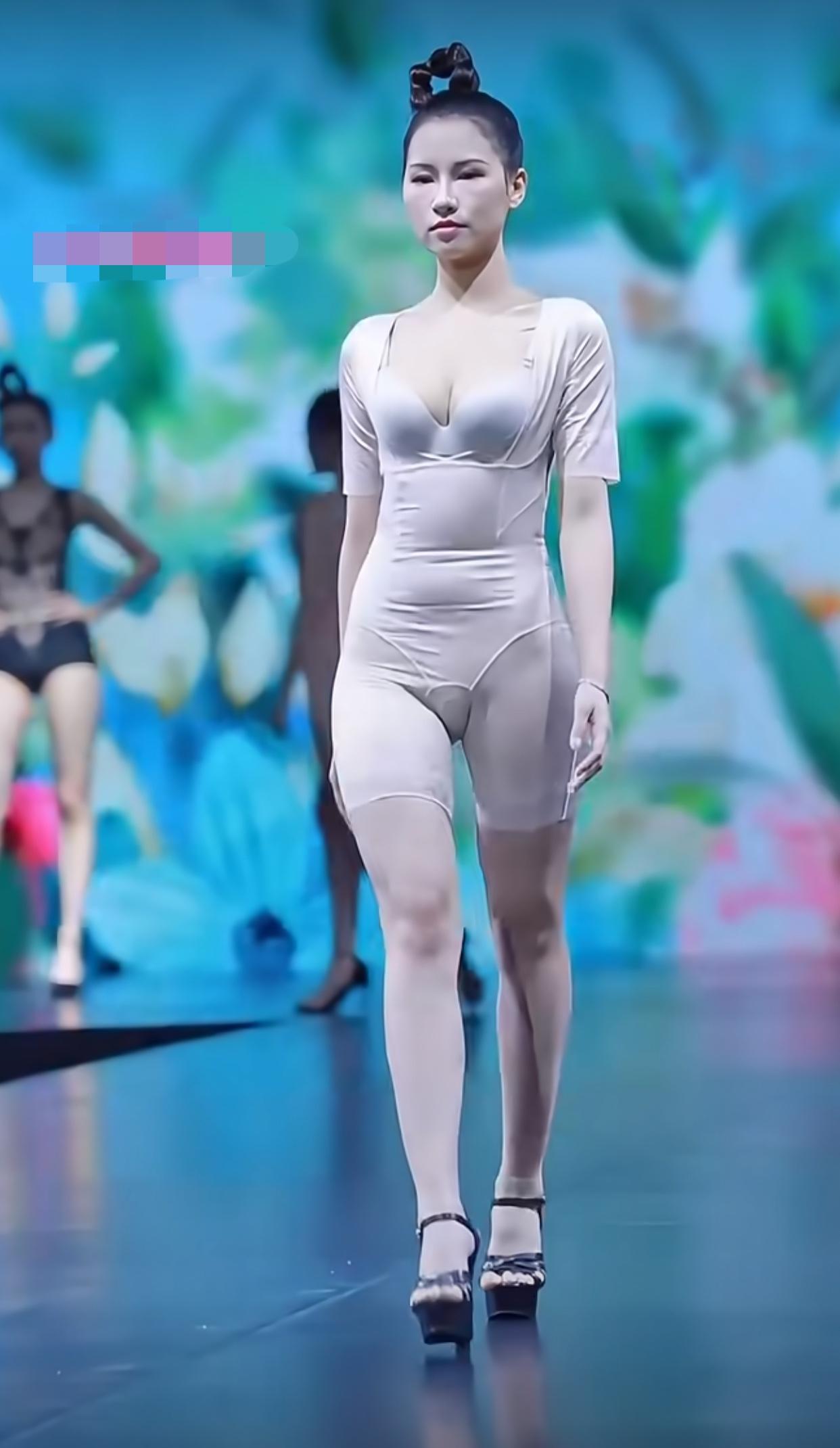 你以为这是内衣秀吗？

那还真不是，这是塑身衣走秀

如果不说这是塑身衣的话，恐